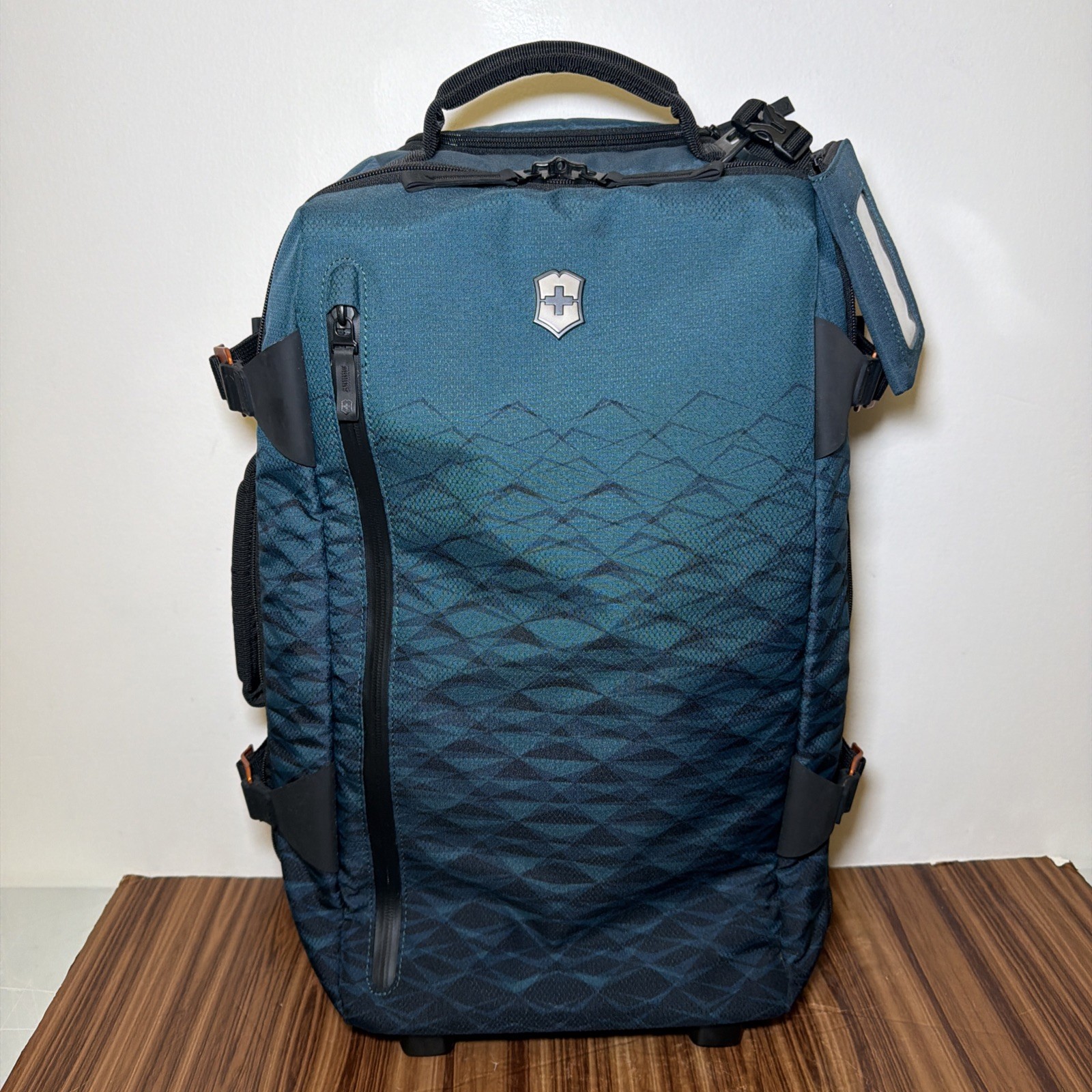 Victorinox Carry Case VX Touring Global Wheeled Carry On 601477 Dark Teal Blue