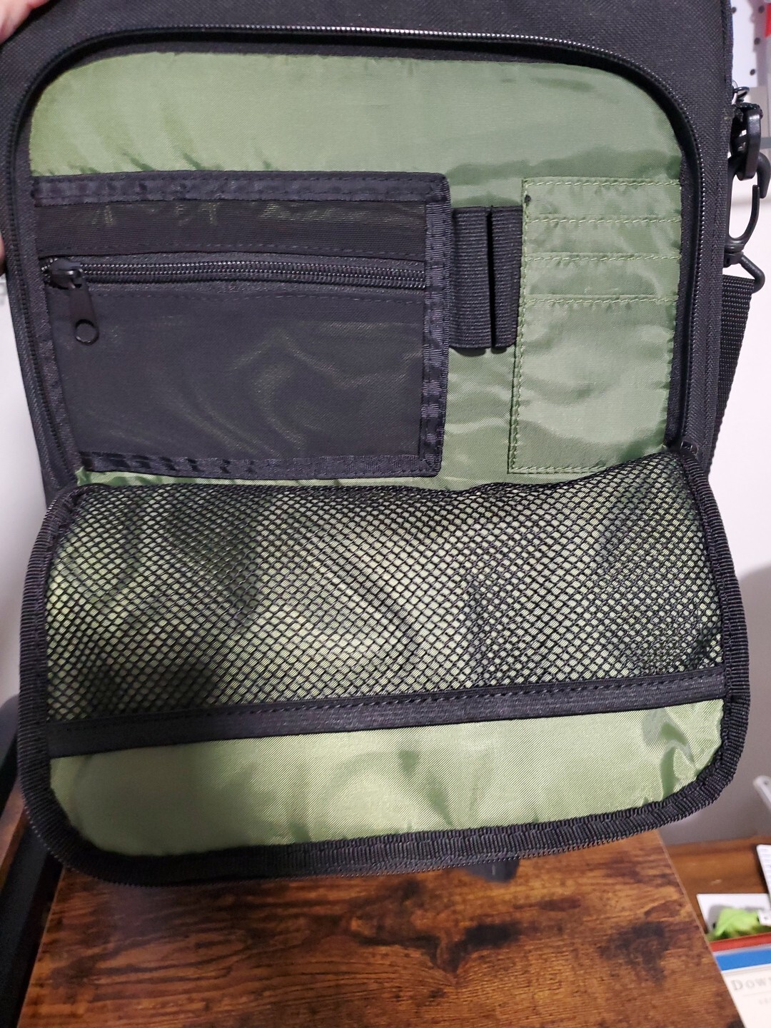 Targus Shoulder Bag Ecosmart Black, Soft Lined Compartment, Medium 11 x 9 in.