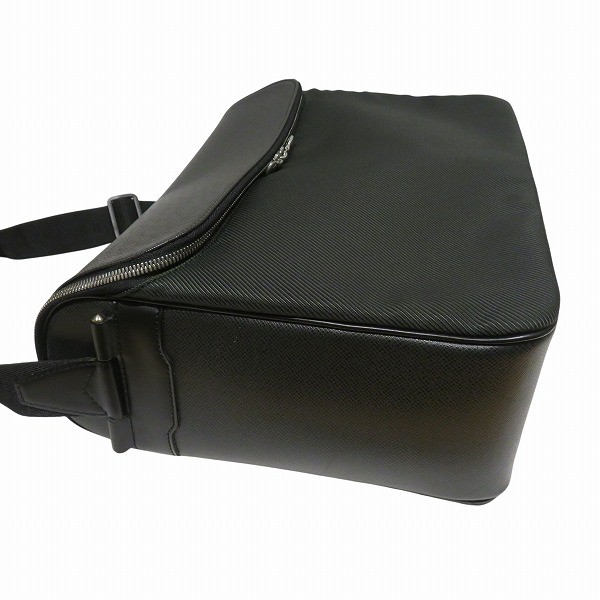Louis Vuitton Taiga Shoulder Bag – DUTY FREE