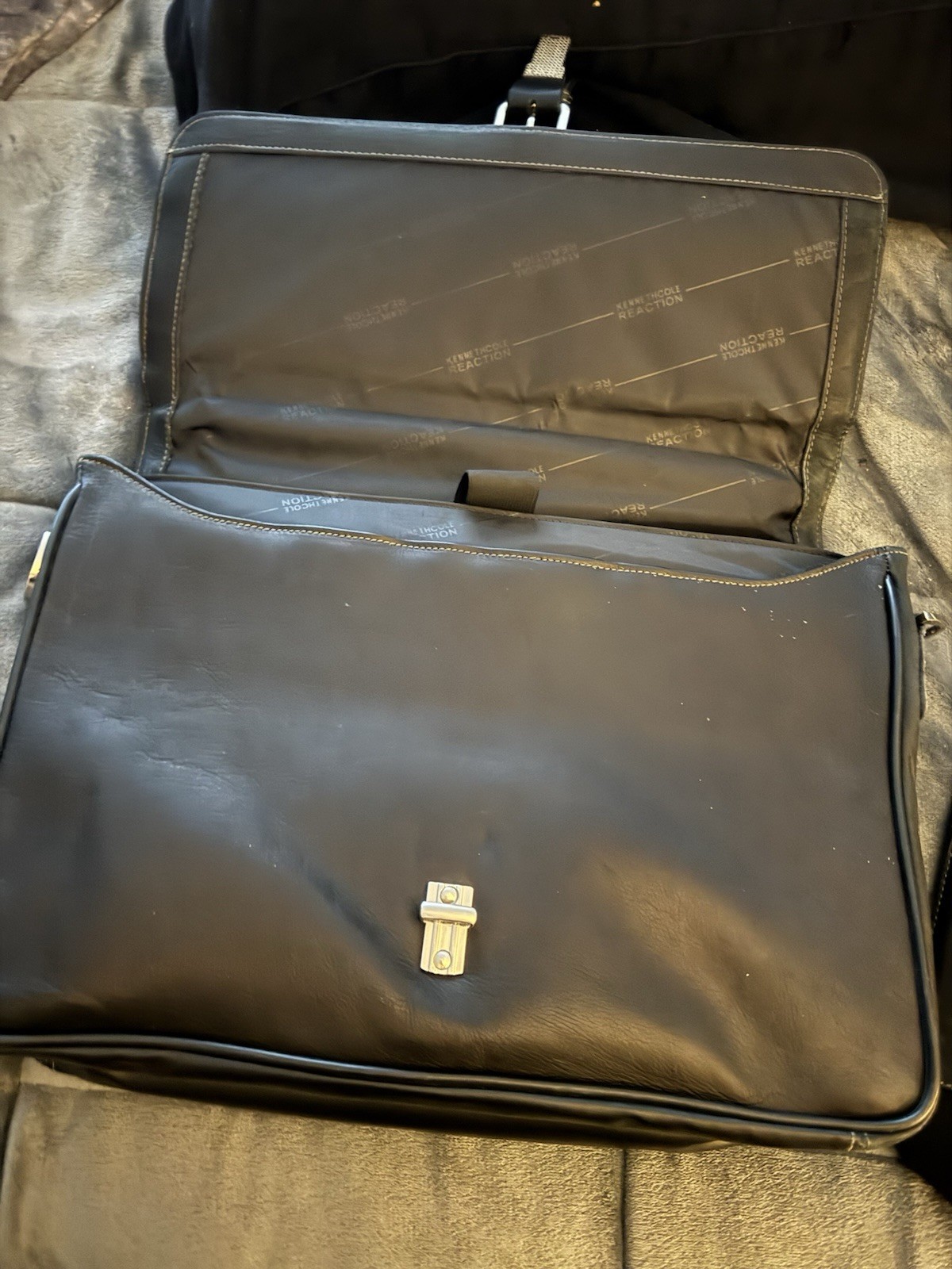 Kenneth Cole Reaction Men’s Large Black Messenger Bag Shoulder Strap Buckle Zip