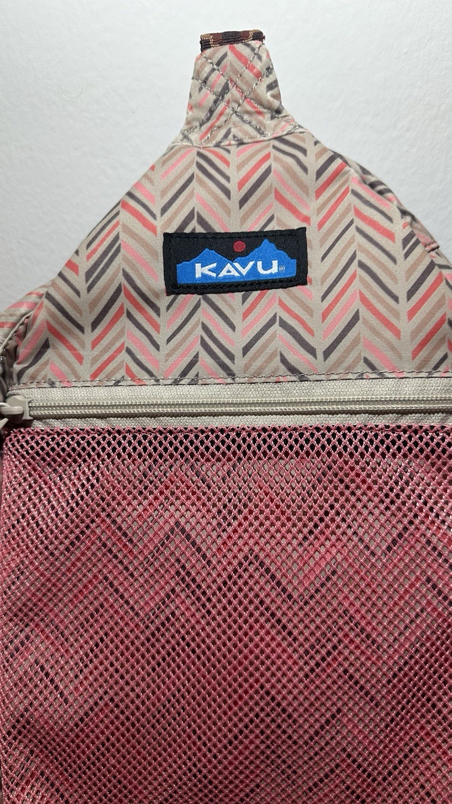 KAVU Chevron Pattern Pink Beige Gray Crossbody Sling Bag Adjustable Strap Zipper