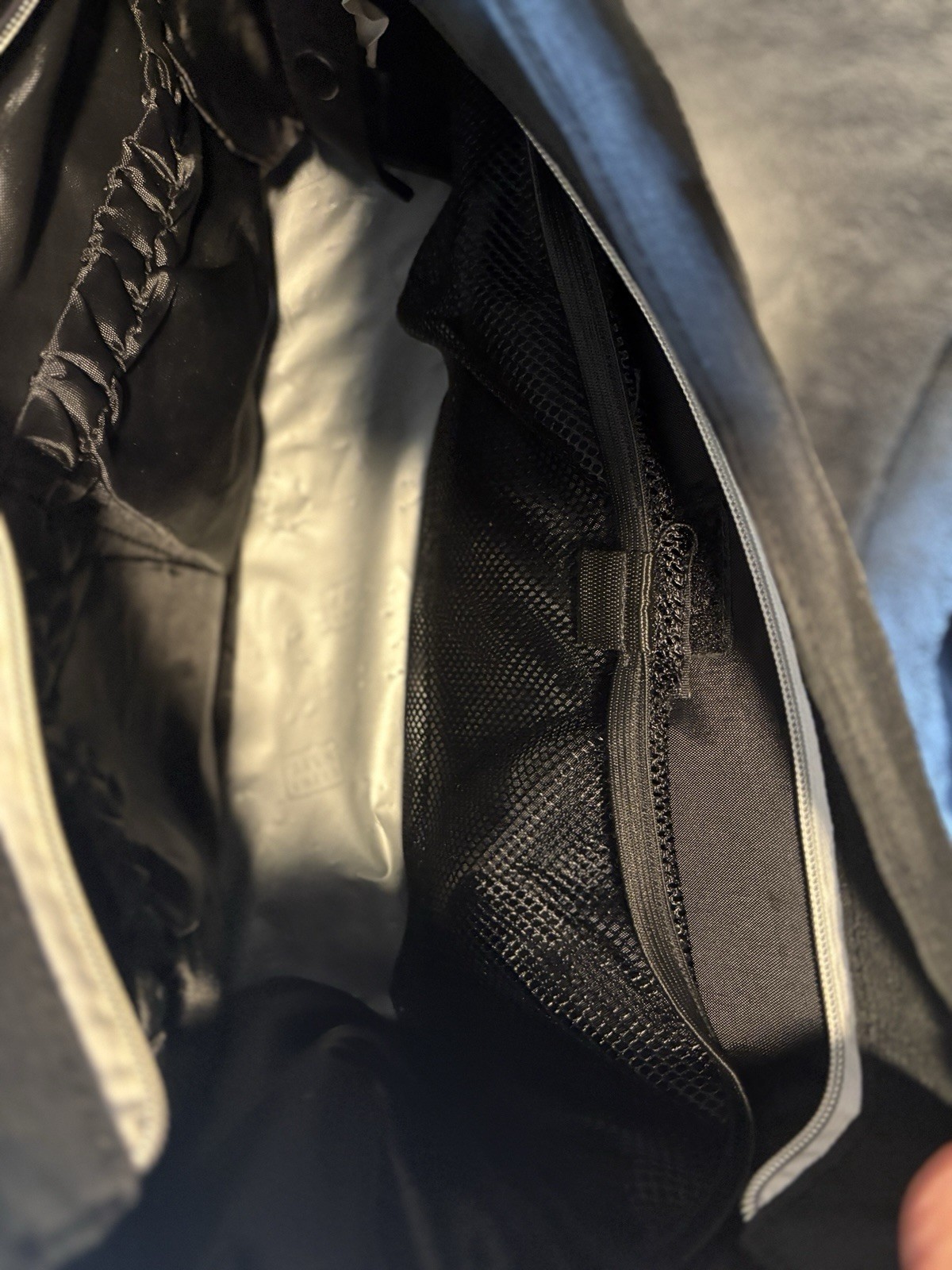 Columbia Black Diaper Bag Zip Closure Crossbody Strap Inner Pockets