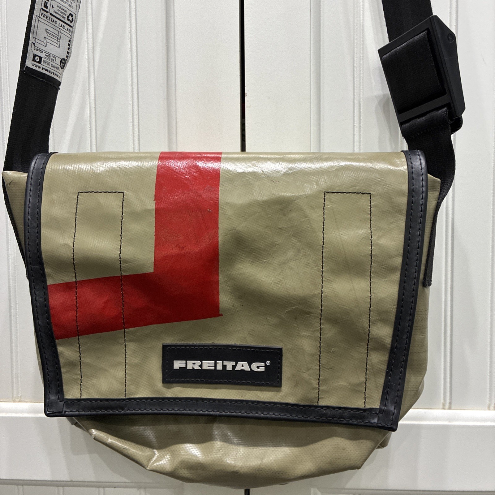 FREITAG Messenger Man Bag Beige G5.1 Greige Red Adjustable Strap Dragnet 12 x 10