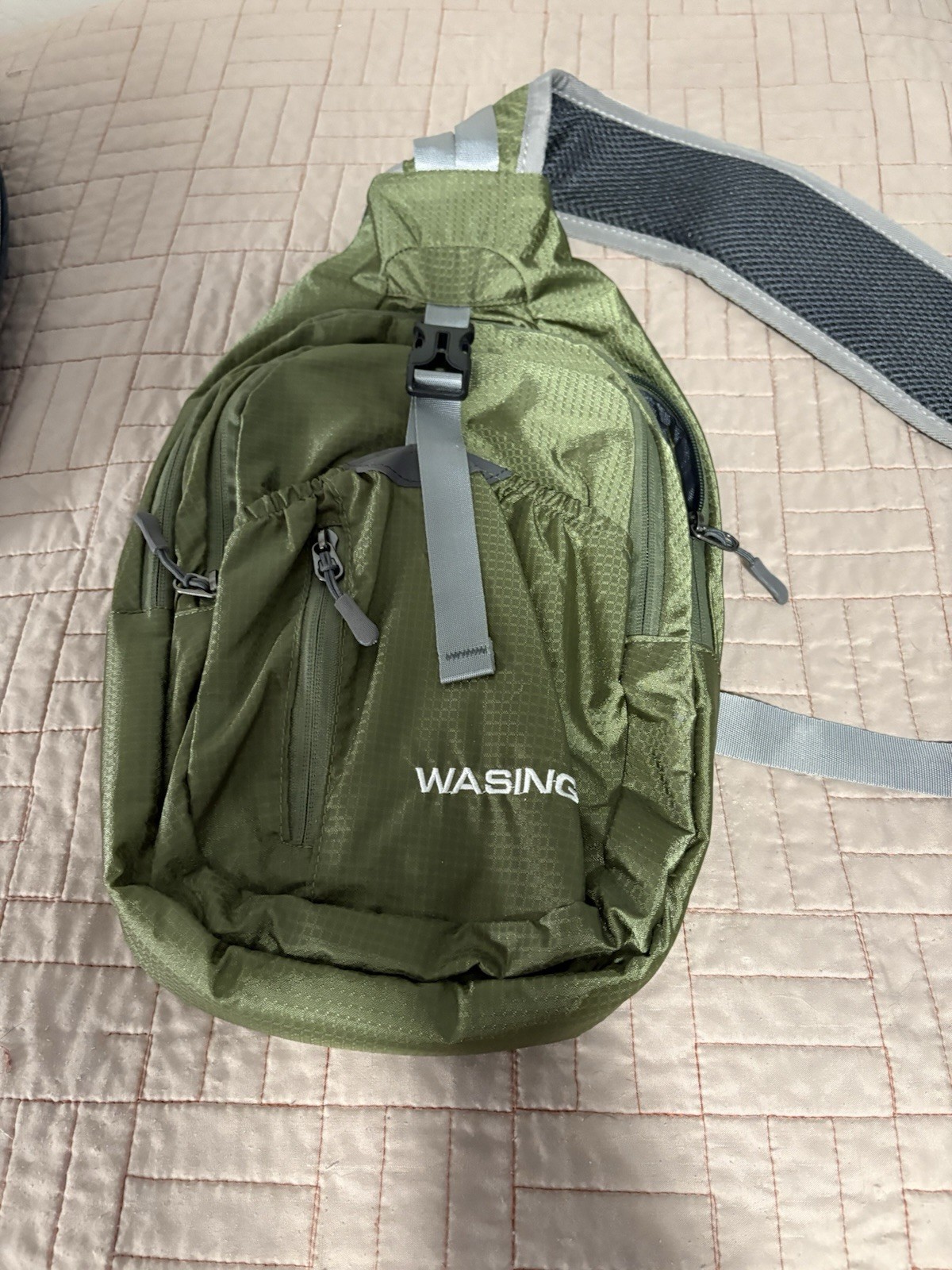 3 Pack Washing Over The Shoulder Bag. 4 Zippered Pockets. Strapped Main Closer