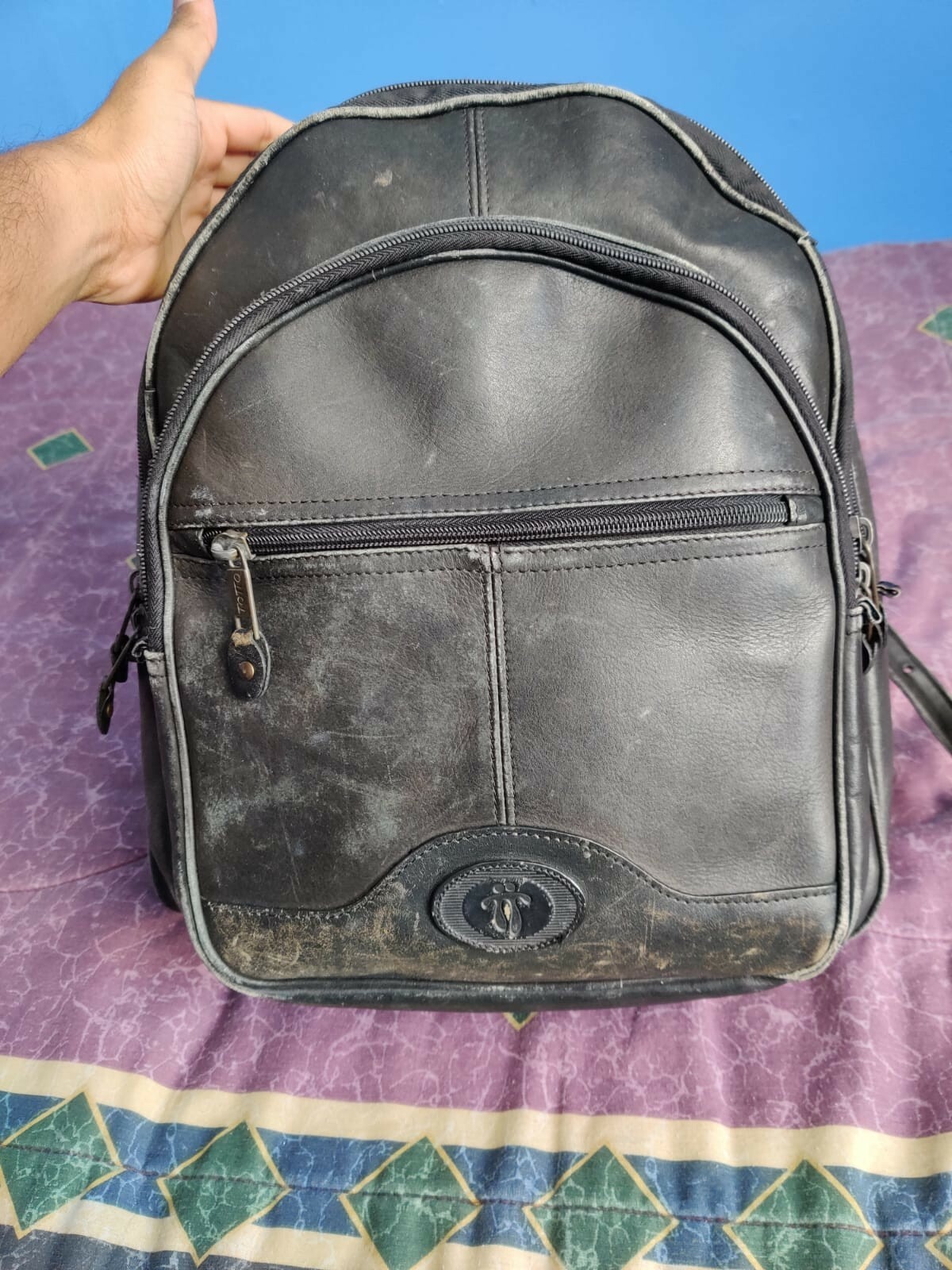 Totto: Rustic Black/Gray Distressed Leather Backpack with Pockets & Extender