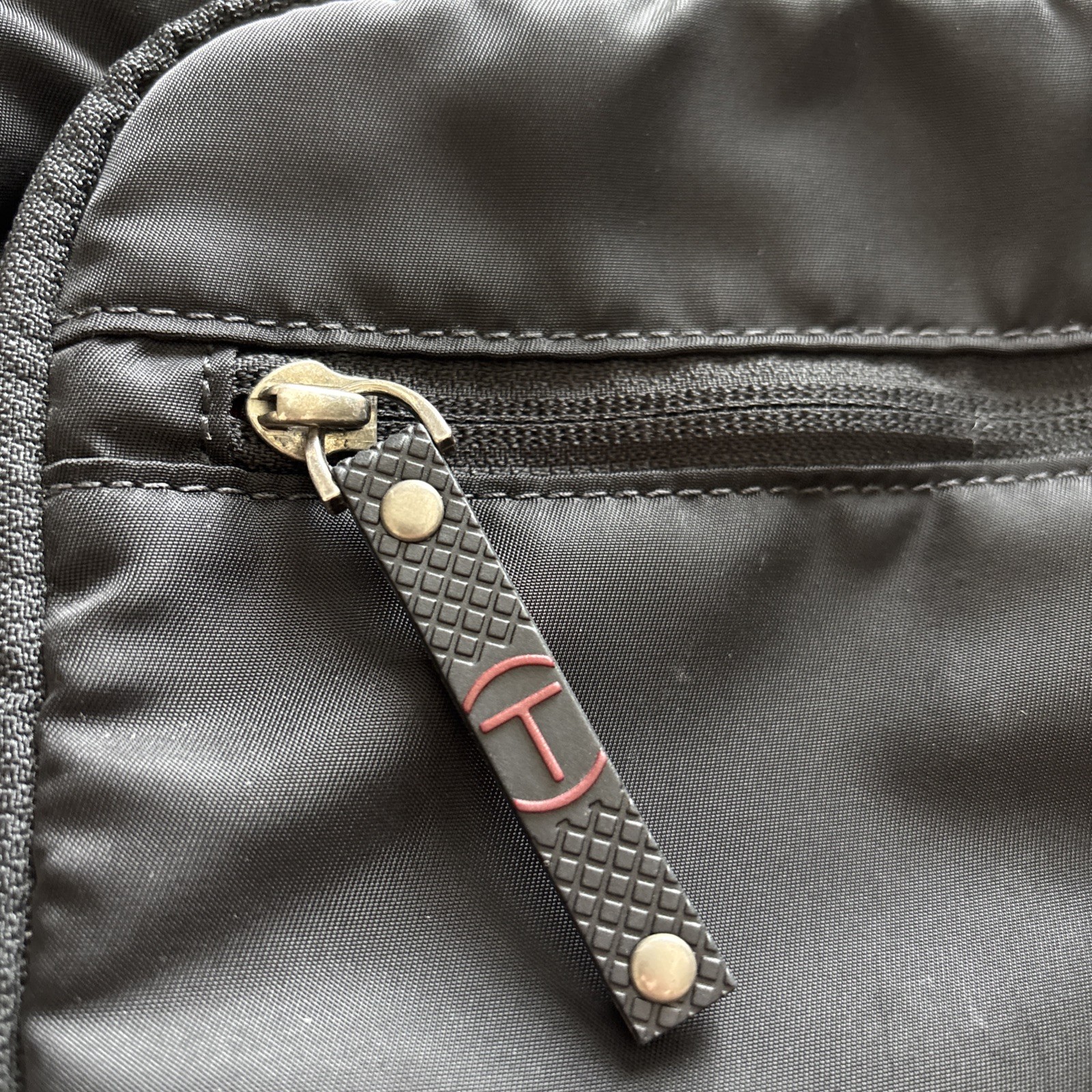 Tumi 57502D T-Tech Essential Gear Black Nylon Crossbody Messenger Bag Unisex