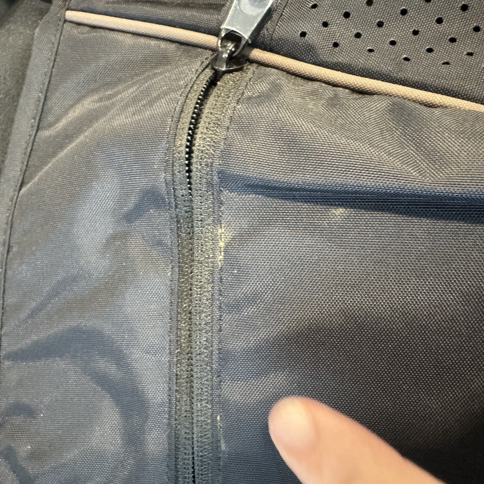 Nike Sportswear Essentials Messenger Bag (15L) Black Ironstone Shoulder Strap