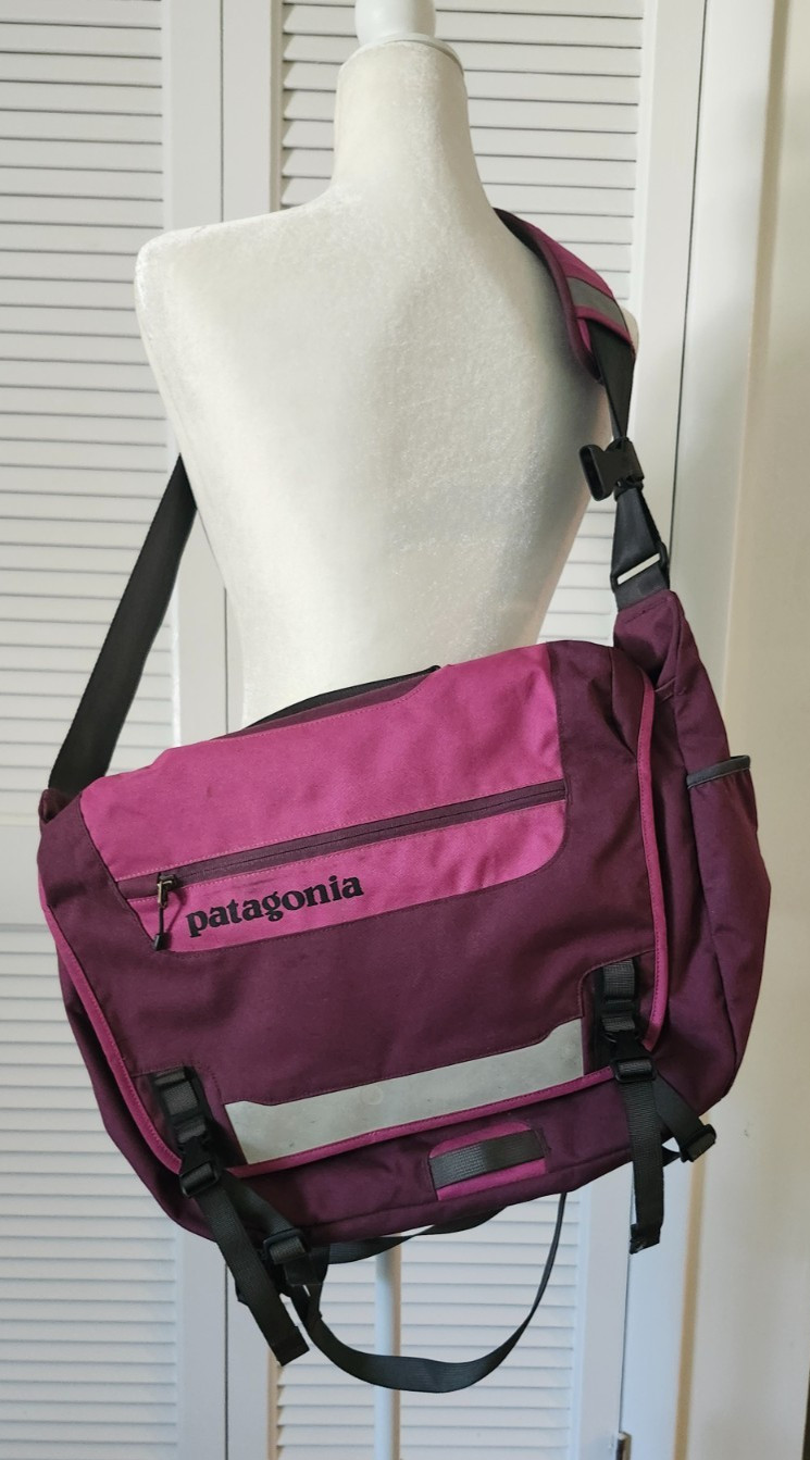 Patagonia Messenger Half Mass Reflective Purple Padded Laptop Shoulder Crossbody