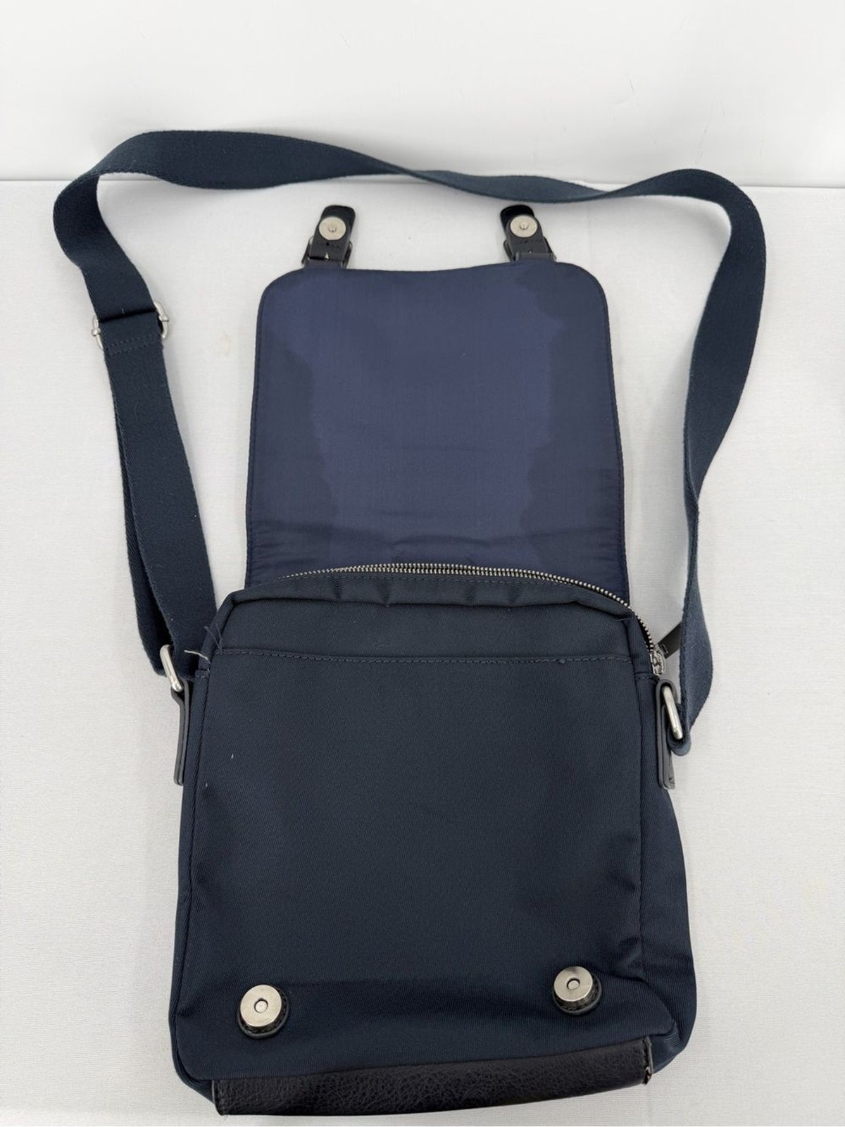 Tommy Hilfiger Men’s Navy Messenger crossbody Bag Travel everyday work casual