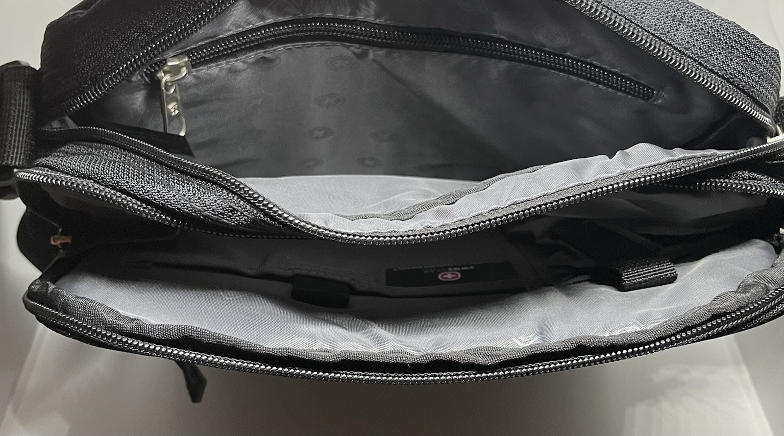 NWT Swiss Gear Mini Messenger Bag Black SA1805