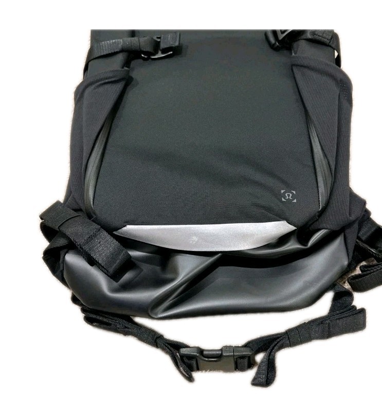 Lululemon Men’s More Miles OS Backpack 25.5L Can accommodate 17″ laptop – Black