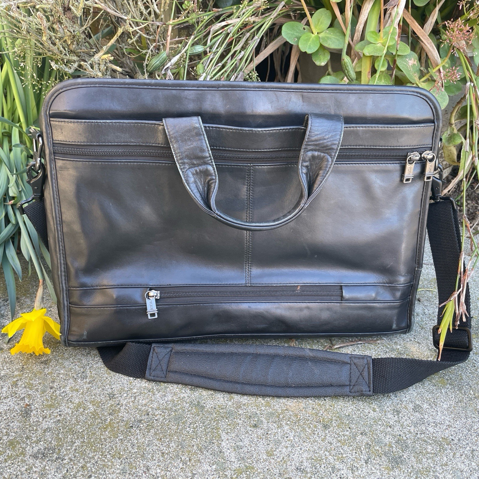 Tumi Black Napa Leather Zippered (5 Zip pockets) Laptop Bag Briefcase (96011D4
