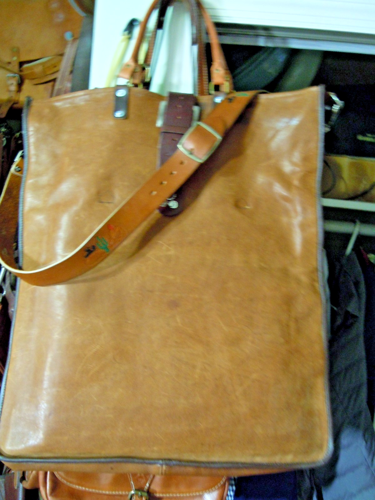 vintage Duluth Trading Co Leather City collection XXL Bag Brown Zipper Shoulder